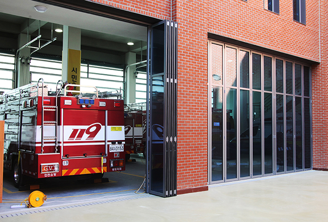 Smart Folding Door(For Auto Shop) Image6